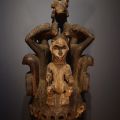 Masque Yoruba exceptionnel : Art africain, polychromie, composition de personnages vivants. H. 53cm