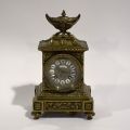Magnifique petite pendule en bronze doré, base rectangulaire, pot couvert