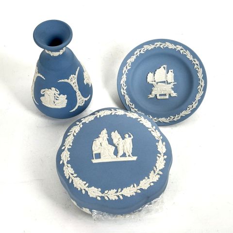 Ensemble de 3 pièces en porcelaine anglaise à motifs antiques