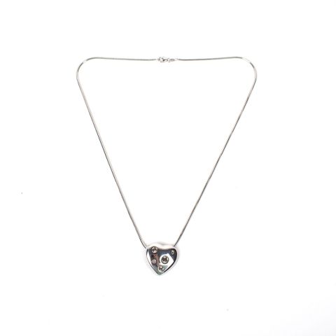 Collier argenté en cœur avec strass par Yves Saint Laurent, 49 cm