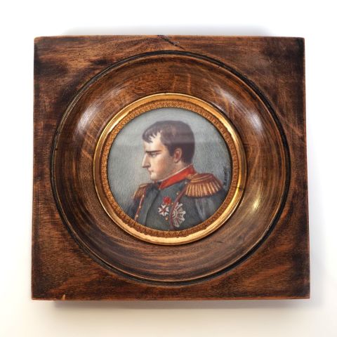 Miniature sur os de Napoléon Bonaparte, diamètre 5,5 cm, œuvre unique