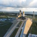 Die Raumfähre Discovery ist bereit für ihren Start bei Sonnenaufgang