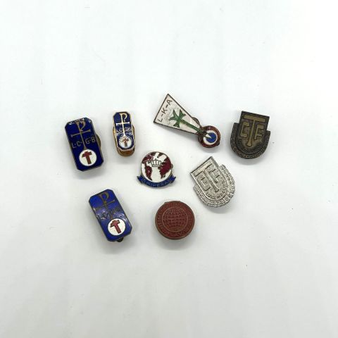 Collection d'insignes de syndicats et ASBL : Unité et diversité des luttes