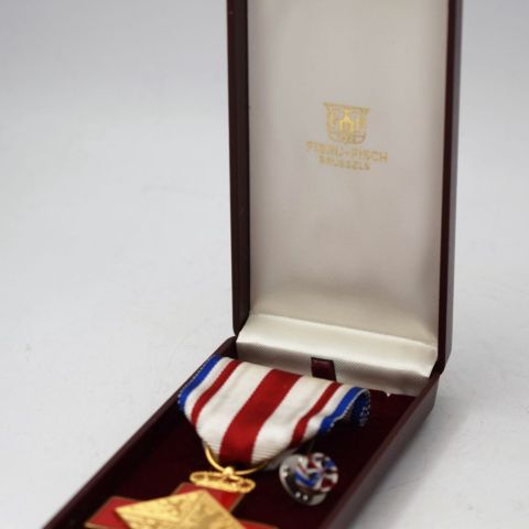Médaille d'or de la Croix-Rouge luxembourgeoise avec rosette et boîte