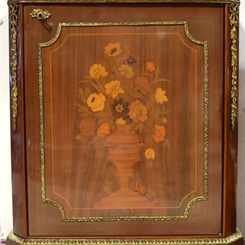 Meuble d'appui Napoléon III en bois marqueté, garnitures dorées, circa XXe