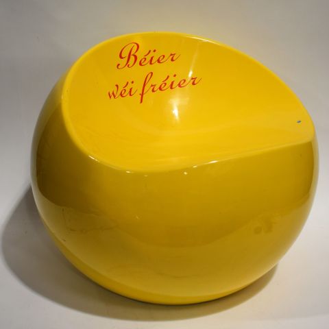 Siège publicitaire en plastique jaune, design boule, diamètre 80 cm