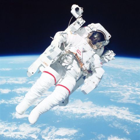 Photographie emblématique de Bruce McCandless en EVA lors de la mission STS-41B