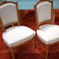 Paire de chaises Louis XVI avec capitonnage en coton écru. Belle condition