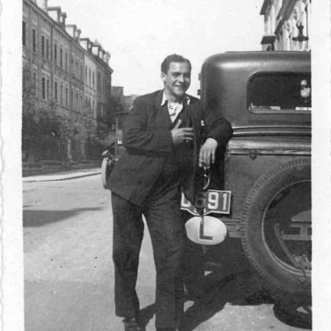 Photographie vintage des années 20 : voiture et bus dans la rue à Luxembourg