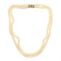 Collier en perles de culture, or 18K, saphir et brillants, 45 cm