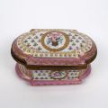 Bonbonnière en porcelaine de Sèvres, XVIIIe siècle, décor florale polychrome et doré