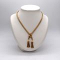 Collier en or 18 carats, maille torsade avec deux pompons, poids : 42.16g