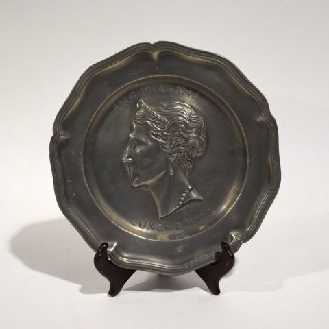 Assiette en étain profil de la Grande-Duchesse Charlotte, gravure par P. Mathet