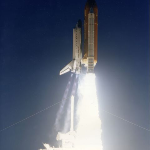 Décollage spectaculaire de la navette Endeavour avec flammes bleues en 1996