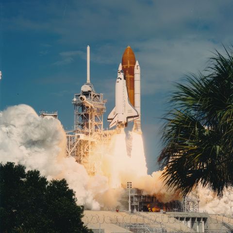 (NASA. NAVETTE SPATIALE) Beau décollage de la navette spatiale Discovery