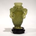 Vase en serpentine verte avec tête d'éléphant, Chine, XXe siècle