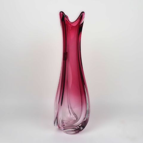 Vase en cristal taillé rose Chambord, Val Saint Lambert, années 1950-1960