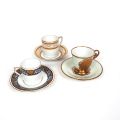 Ensemble de tasses en porcelaine élégante, décor XVIIIe siècle, blanche et dorée