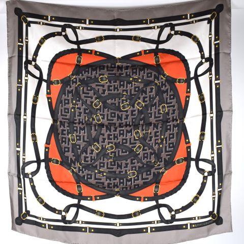 Carré de soie Longchamp : motif de brides, dimensions 90x90 cm