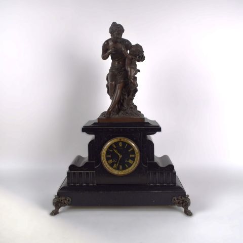 Pendule Borne en marbre noir avec sculpture de jeune fille et putti