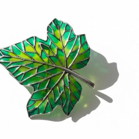 Broche en argent 925/1000 en forme de feuille, ornée de couleurs émaillées