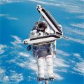 Außenbordeinsatz von Astronaut Lee M.E. Morin während der Mission STS 110