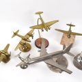Sammlung von 9 Flugzeugmodellen aus verchromtem und vergoldetem Stahl aus den 70er und 80er Jahren.