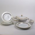 Service en porcelaine Limoges : assiettes, légumier, saucière et tasses à café