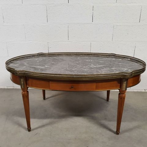 Table basse en marqueterie Louis XVI avec marbre et tiroirs en laiton.