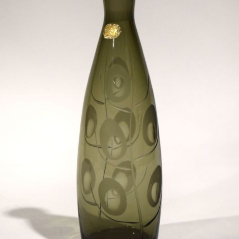 Sublime vase soliflore en verre vert foncé gravé et dépoli, 23,5 cm
