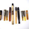 Lot de dix fume-cigarettes souvenirs : diversité des lieux et couleurs uniques