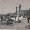 LKW mit Postkarte, dekoriert mit Blumenfesten der 20er Jahre