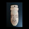 Pendentif en os sculpté représentant un masque passeport d'Afrique occidentale