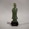 Sculpture en serpentine verte : Danseuse portant une coupe, Chine XXe siècle