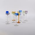 Suite de 8 verres à liqueur colorés, début XXe siècle, hauteurs variées