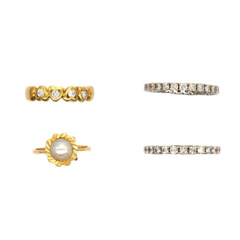 Lot de 4 bagues en or 18K avec diamants, perle et pierres transparentes