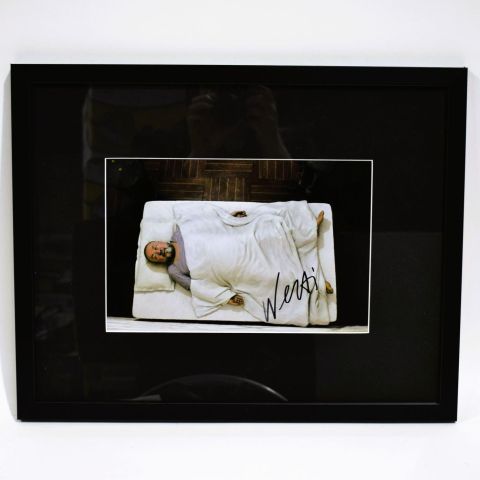 Autoportrait coloré d'Ai Wei Wei, photographie encadrée avec signature au feutre noir