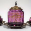 3 pots couverts en verre mauve