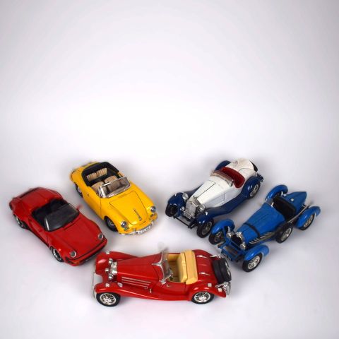 Collection de 5 voitures miniatures à échelle réduite 1/18 de prestige