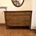 Commode en bois avec trois tiroirs et poignées circulaires, dimensions 97 x 130 cm
