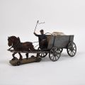 Oldtimer Miniatur-Pferdegespann aus Blech mit Fahrer und Pferd