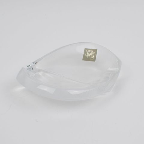 Coupe en cristal Lalique modèle Philippine, design feuille, signée, 18 x 15 cm