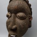 Masque Bangwa du Cameroun avec épaisse patine de suie et pigments