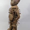 Statue Nkisi nkondi Congo en bois et métal, impressionnante force surnaturelle concentrée