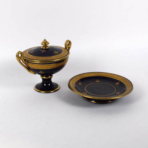 Coupe en porcelaine émaillée bleue et dorée, décor Empire, XXe siècle