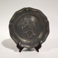 Assiette en étain profil de la Grande-Duchesse Charlotte, gravure par P. Mathet