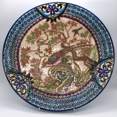 Assiette émaillée japonisante avec oiseau et motifs polychromes (32 cm) à Longwy