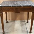 Table régionale XVIIIe en chêne avec plateau en marbre gris à restaurer
