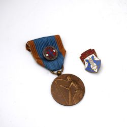Lot: Bronze medal and enamelled brooch of the Municipal Choir Ons Hemecht Pétange