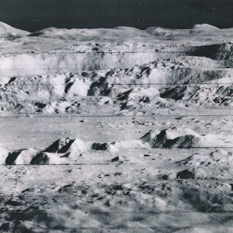 NASA Mission LUNAR ORBITER 2. Première vue rapprochée du cratère lunaire COPERNIC